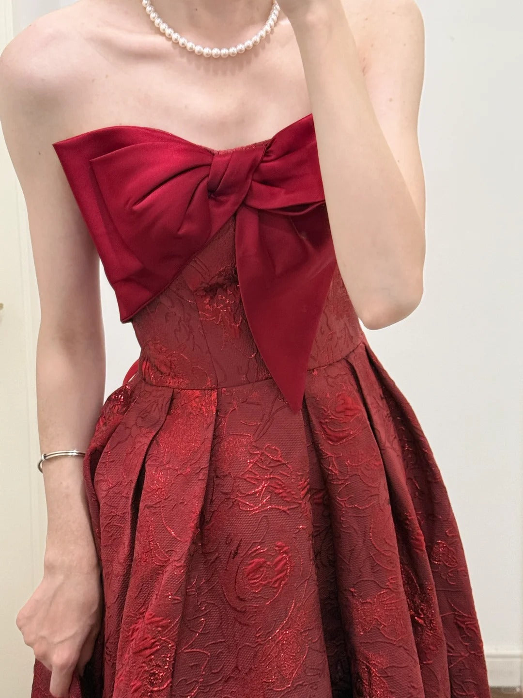 NiceVestidos - Langes Ballkleid aus Satin mit rotem Blumenmuster, nv5532