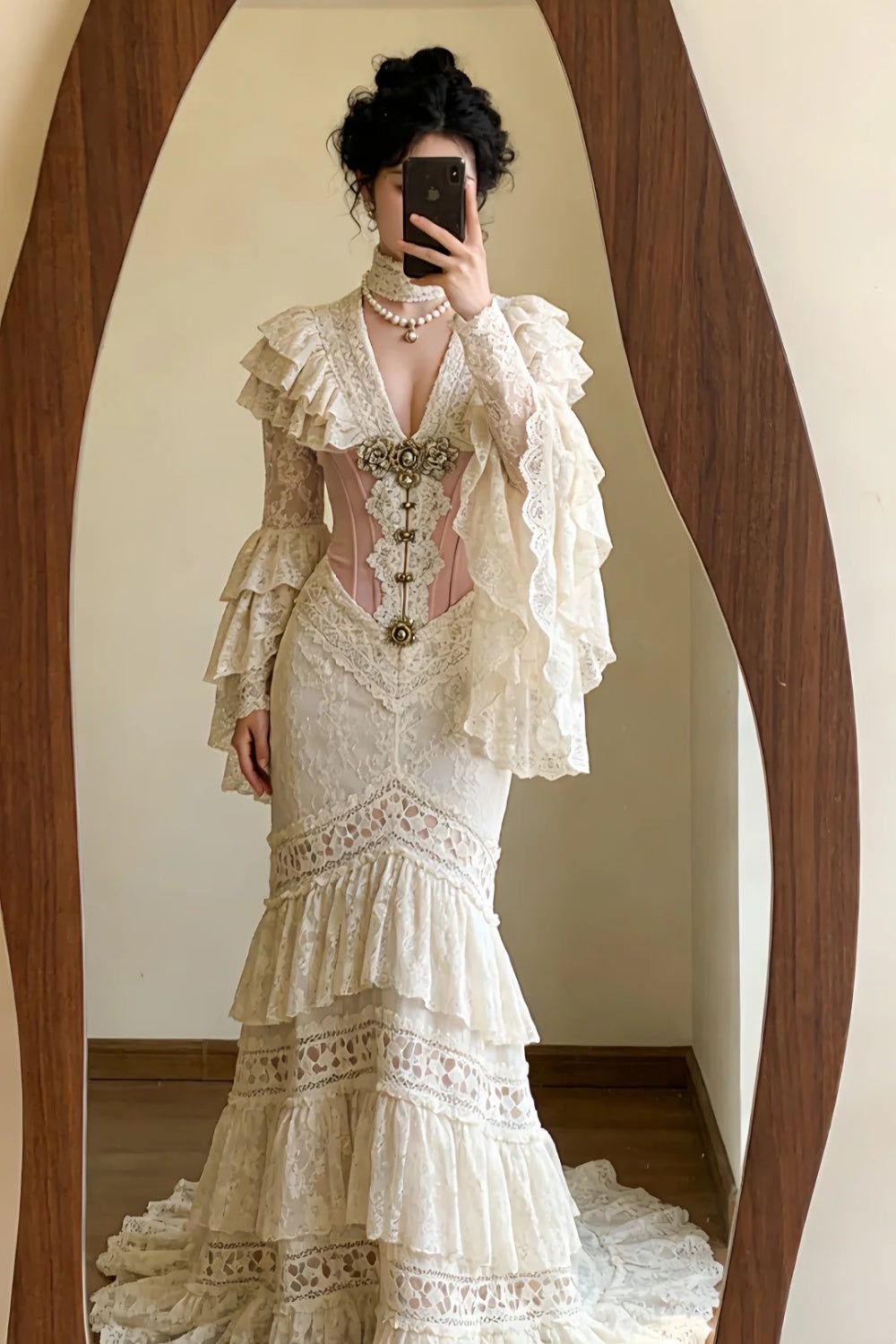 Viktorianisches Korsettkleid aus cremefarbener Spitze mit Rüschenärmeln, Abendkleid NV6554