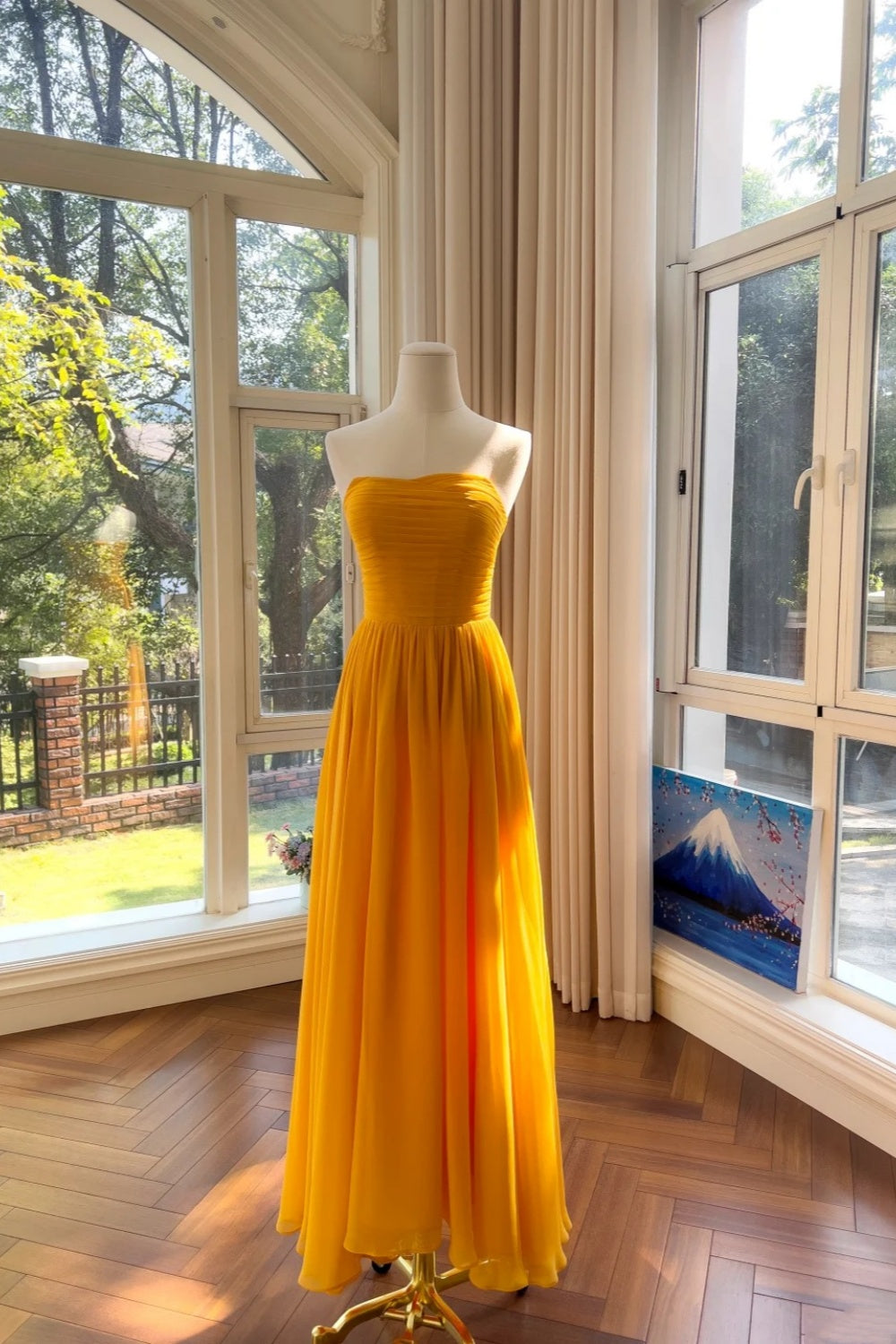 NiceVestidos - _V Hellgelbes, trägerloses, gerafftes Chiffon-Abendkleid NV5916