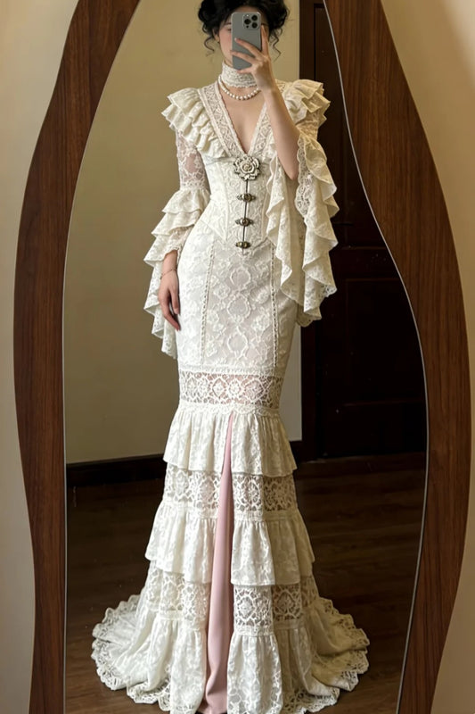 Viktorianisches Meerjungfrauen-Abendkleid aus cremefarbener Spitze mit Korsett und Rüschenärmeln NV6558