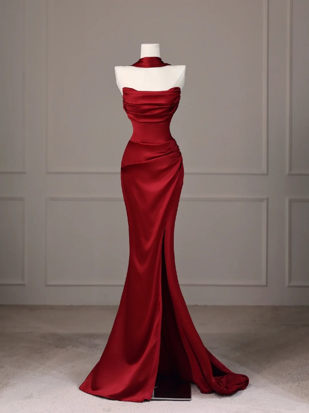 Robe de soirée longue en satin bordeaux ornée de perles nv4436