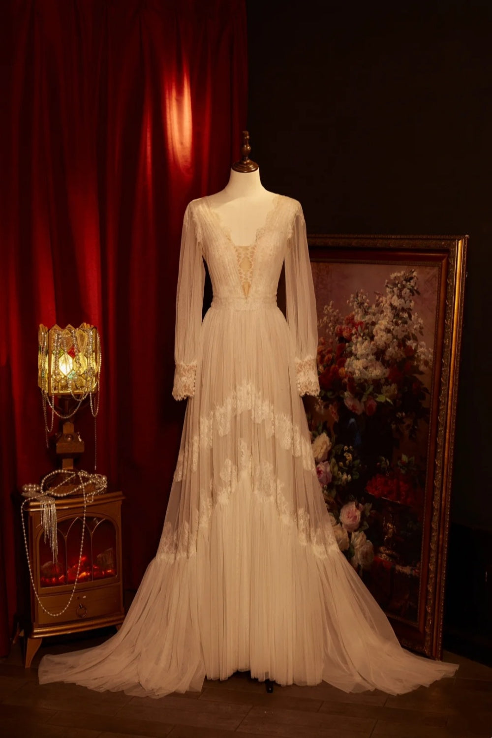 Elegantes, langes Brautkleid aus Tüll im Vintage-Stil mit exquisiter Spitze. NV6541