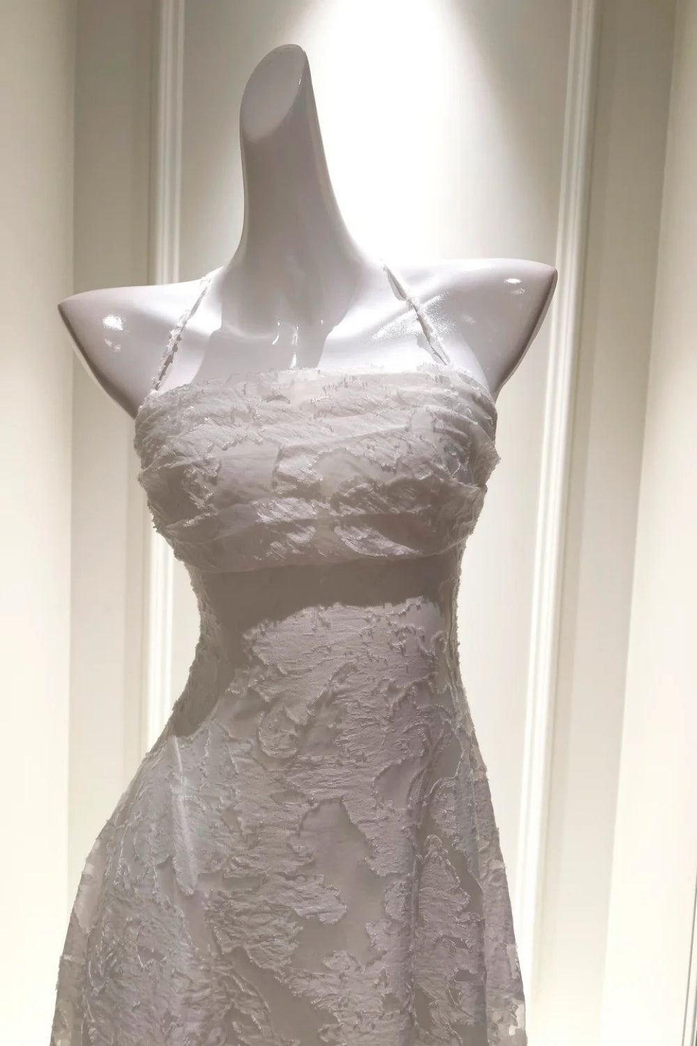 NiceVestidos-_W Weißes langes Spitzenkleid mit Spaghettiträgern NV5936