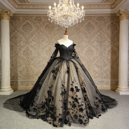 Brautkleid mit kontrastierender Schleppe aus schwarzer und weißer Spitze – Hochzeitskleid im Gothic-Stil NV6777