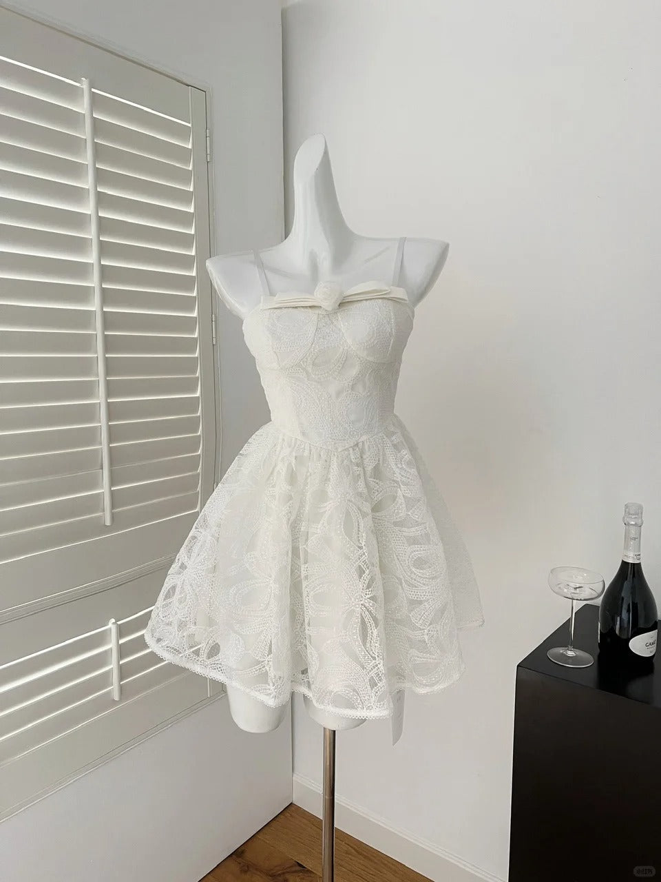 Robe de soirée courte en dentelle blanche et noire nv4383