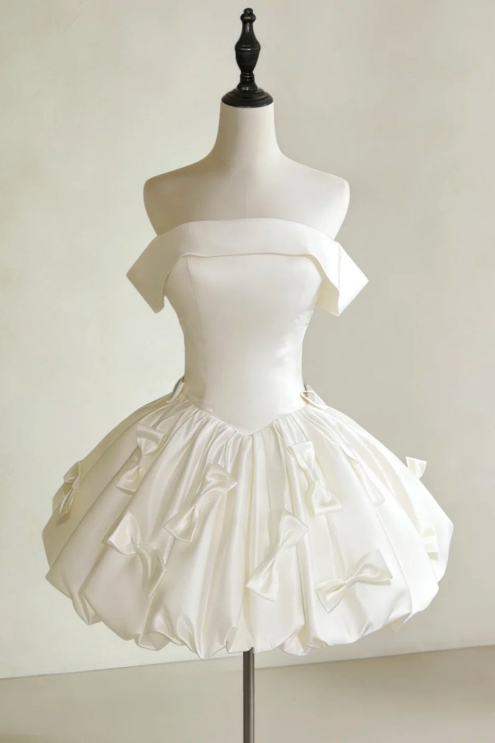 Robe courte en satin tendance pour anniversaire et bal de promo NV6599
