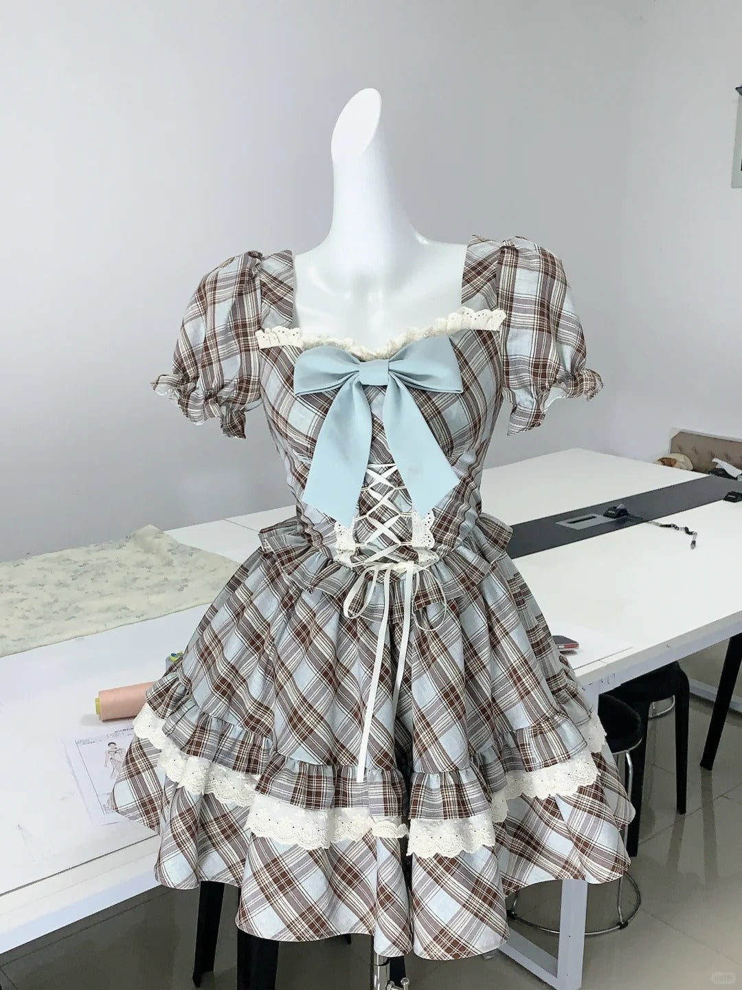NiceVestidos – 💕Blaues Retro-Heimkehrkleid mit haselnussbraunem Latte-Karo-Spitzenkragen, Fliege, V-förmiger Spitzentaille und Raffhaltern. Amerikanisches Retro-Tutu-Rock-Karomuster, tausendjährig süß und elegant. NV5667