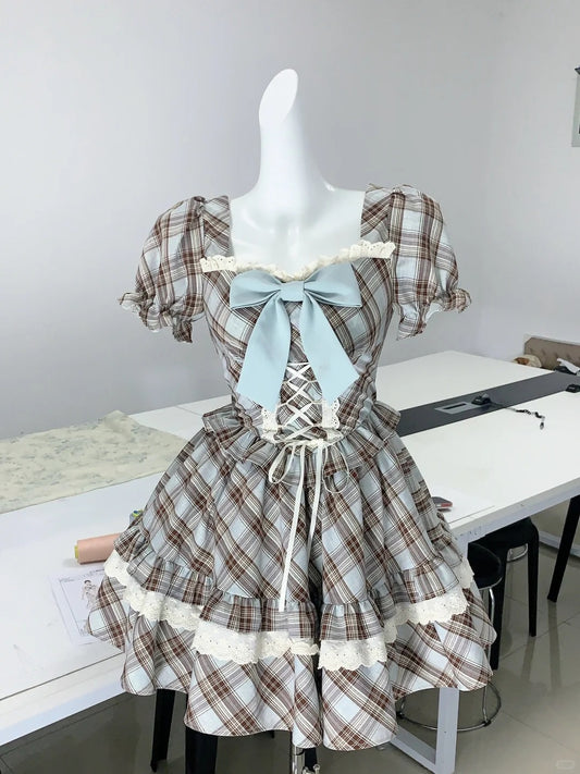 NiceVestidos – 💕Blaues Retro-Heimkehrkleid mit haselnussbraunem Latte-Karo-Spitzenkragen, Fliege, V-förmiger Spitzentaille und Raffhaltern. Amerikanisches Retro-Tutu-Rock-Karomuster, tausendjährig süß und elegant. NV5667