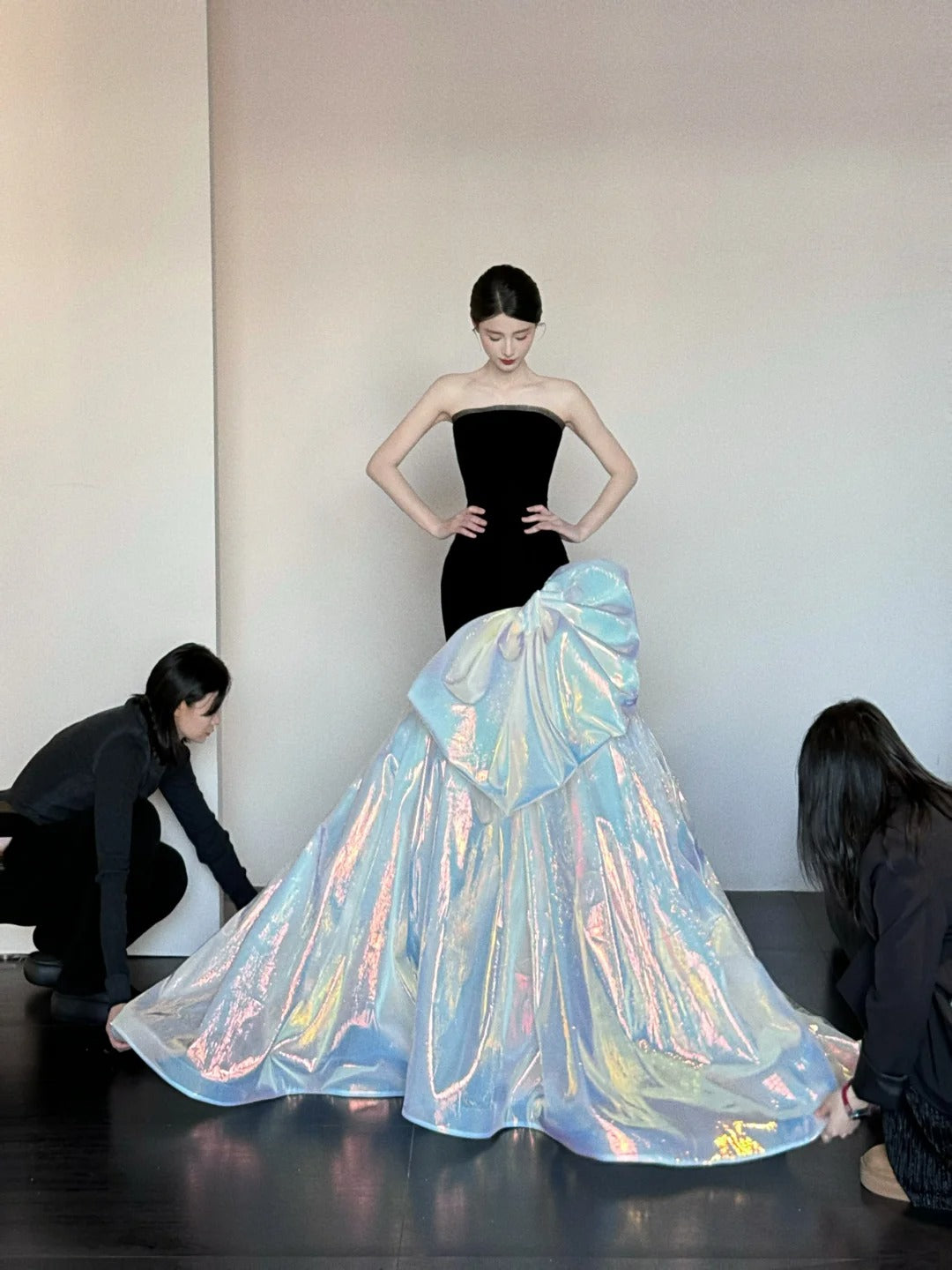 Schwarzes, glänzendes, wunderschönes, elegantes, langes, bodenlanges Ballkleid-Abendkleid aus Satin im Meerjungfrau-Stil, NV4055