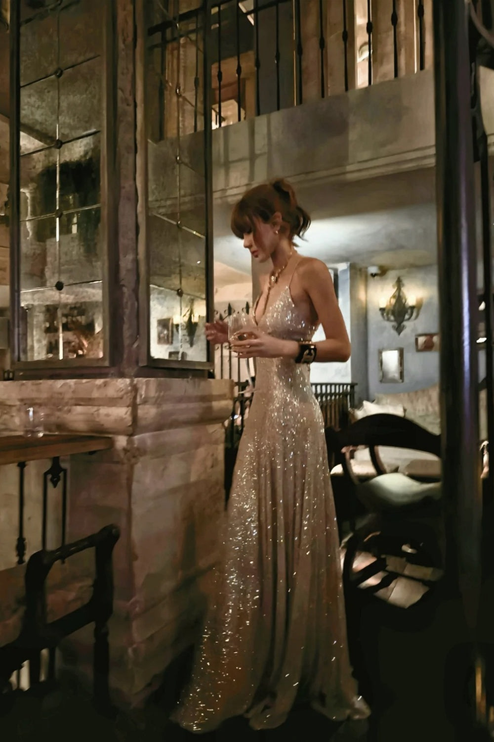 NiceVestidos – Retro-Disko-Stil: Hellgoldenes, glitzerndes, verziertes, dünnes Trägerkleid mit hohem Schlitz und bodenlanger Länge, NV5817