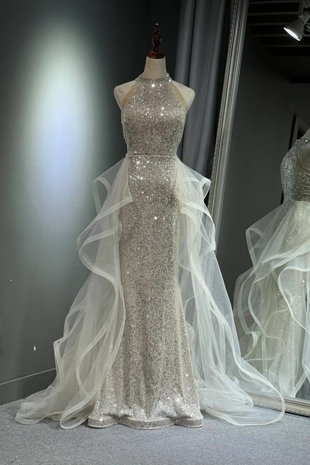 Glänzendes langes Tüll-Ballkleid NV6628