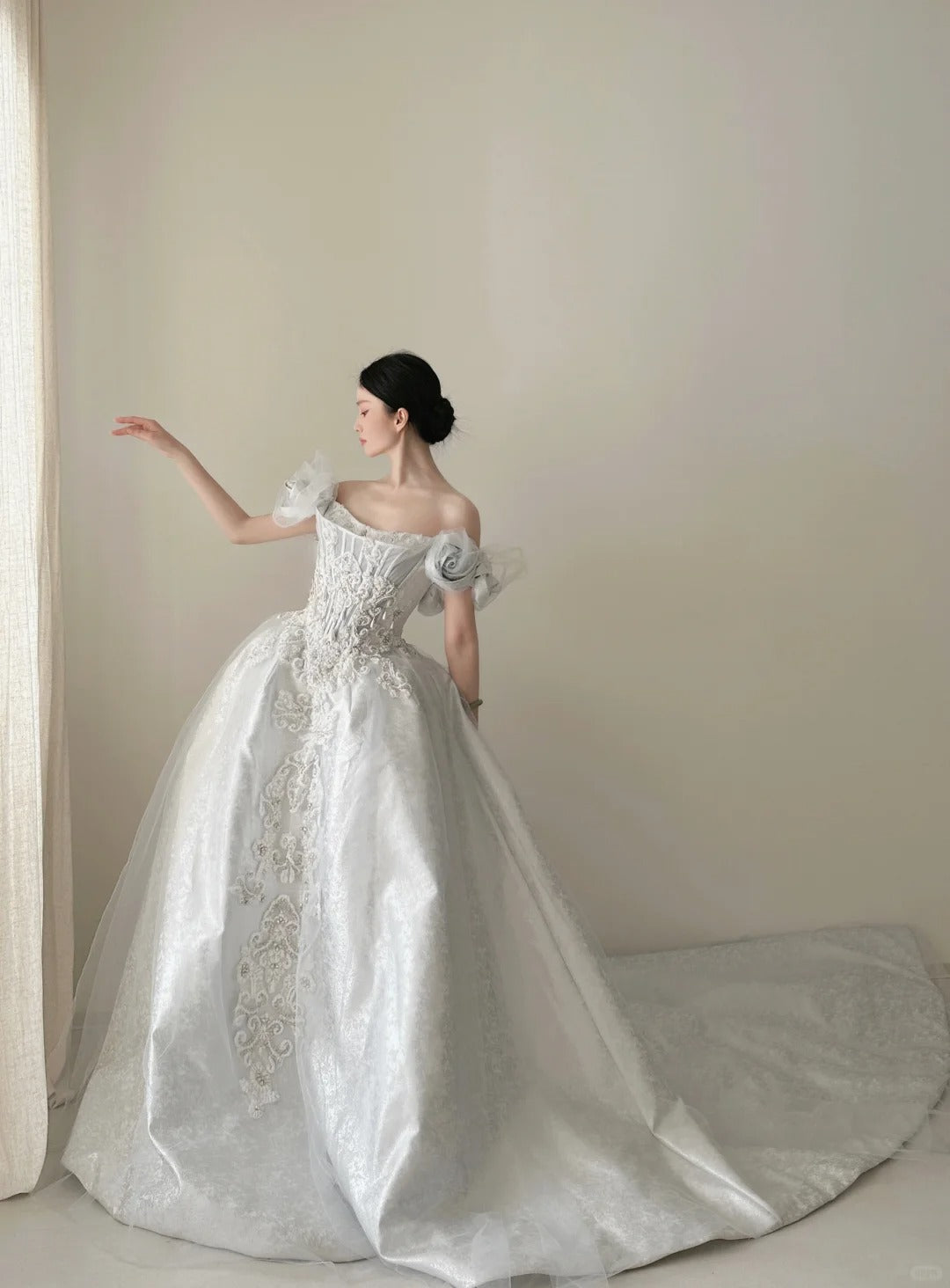 Robe de mariée blanche magnifique et exquise, longue et perlée, en satin, avec traîne, motif floral, robe de bal, robe de soirée, nv4069