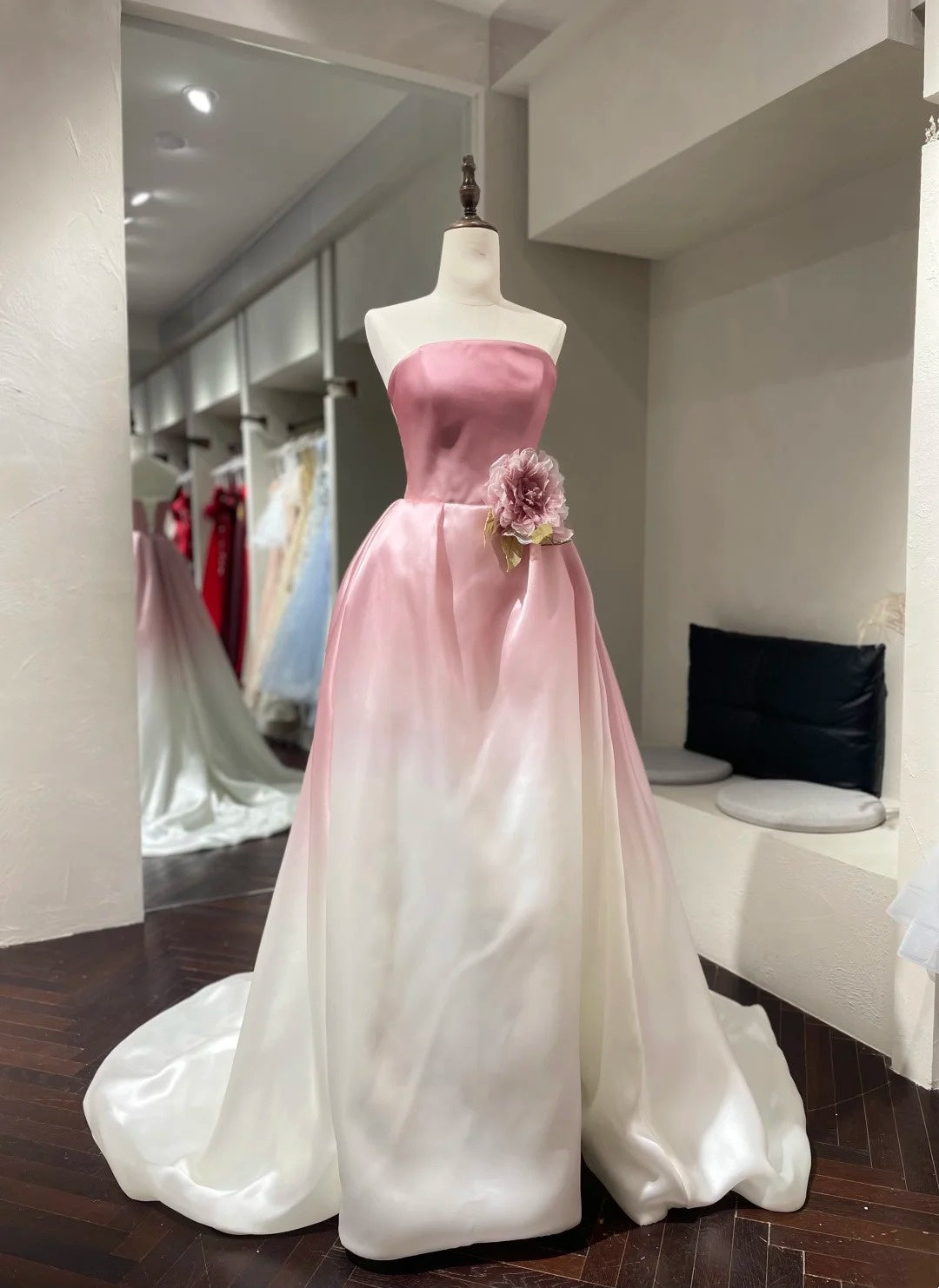 Robe de bal bustier en satin rose et blanc dégradé, style romantique et luxueux, avec traîne - Robe élégante pour fiançailles et mariage champêtre NV6359