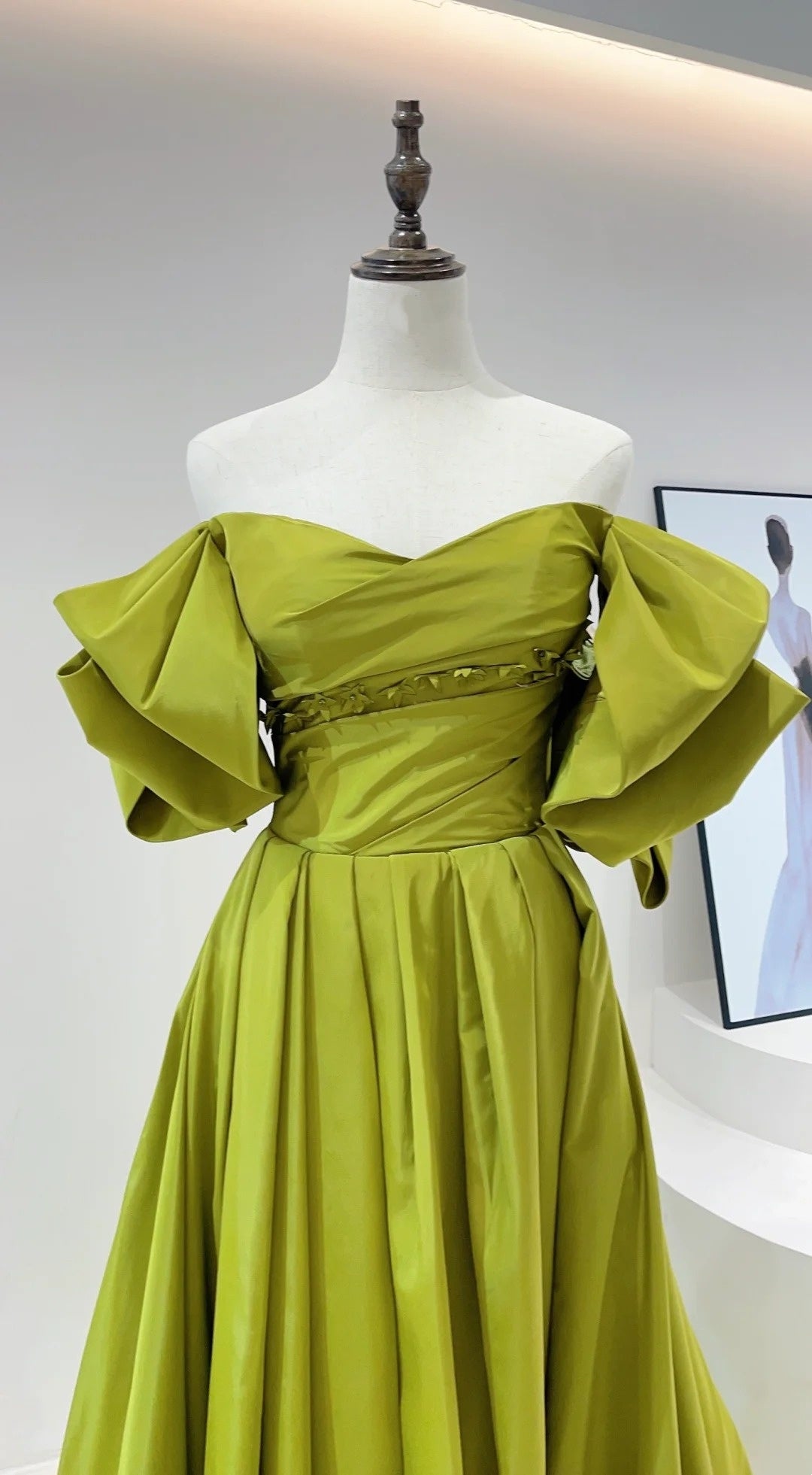 Retro-Ballkleid im Hepburn-Stil aus olivgrünem Satin mit schulterfreiem Design, Puffärmeln und Schleppe – Elegantes Kleid für Dinner und Hochzeitsgäste NV6360