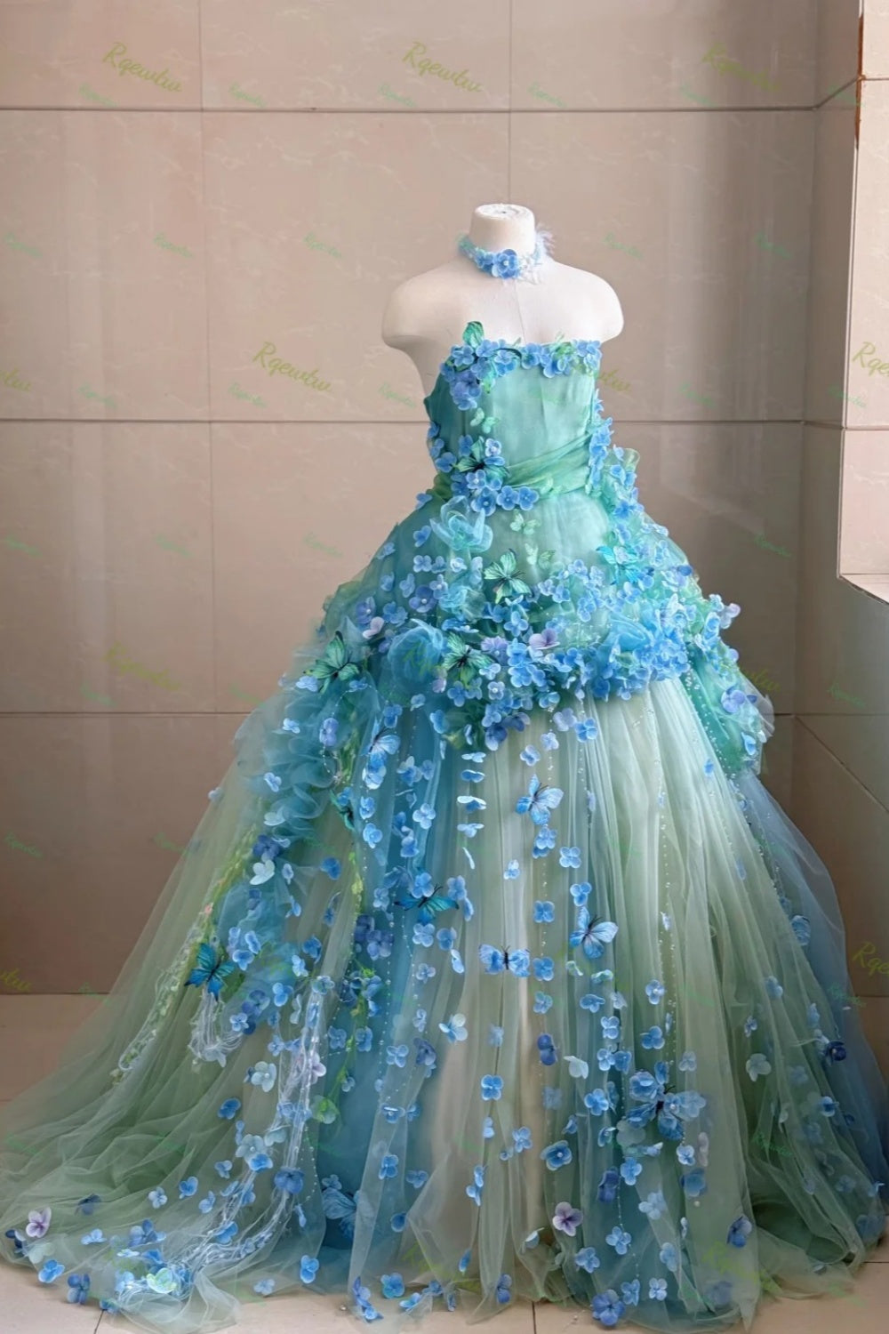 Robe de bal Turquoise Butterfly Island à dégradé floral et papillon NV6570