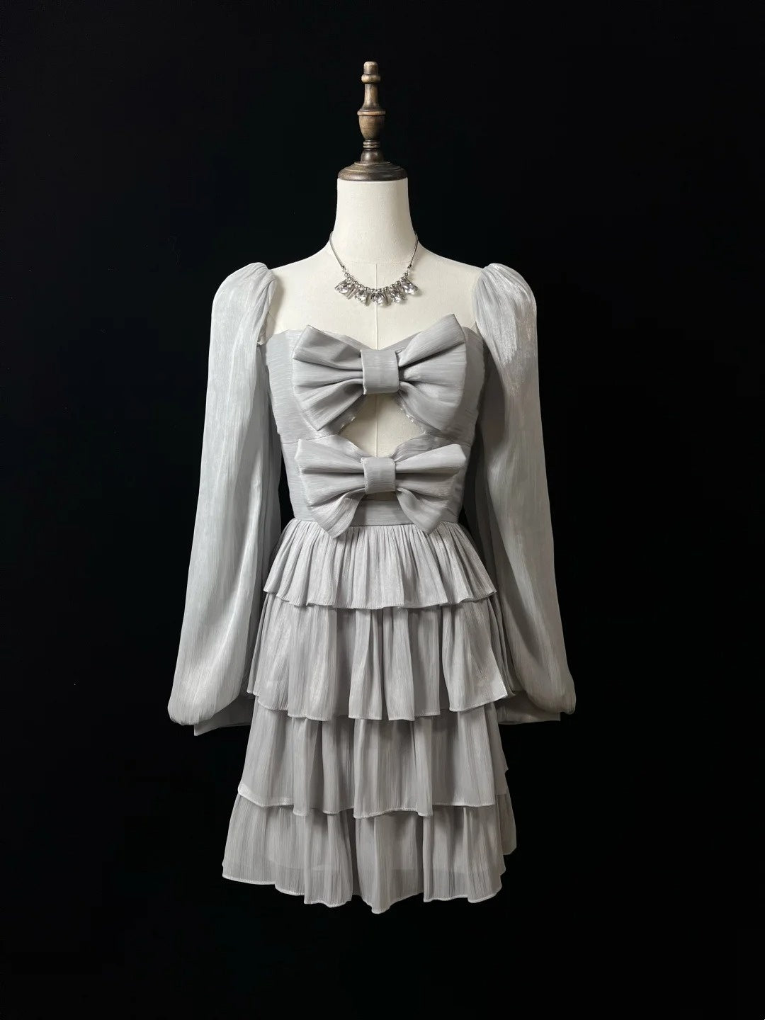 Silbernes, funkelndes, kurzes Satin-Heimkehrkleid mit Rüschen, Geburtstagskleid nv4498