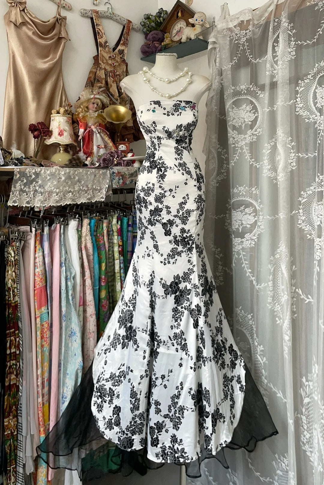Robe de bal longue en mousseline de soie à imprimé floral noir et blanc rétro nv5427