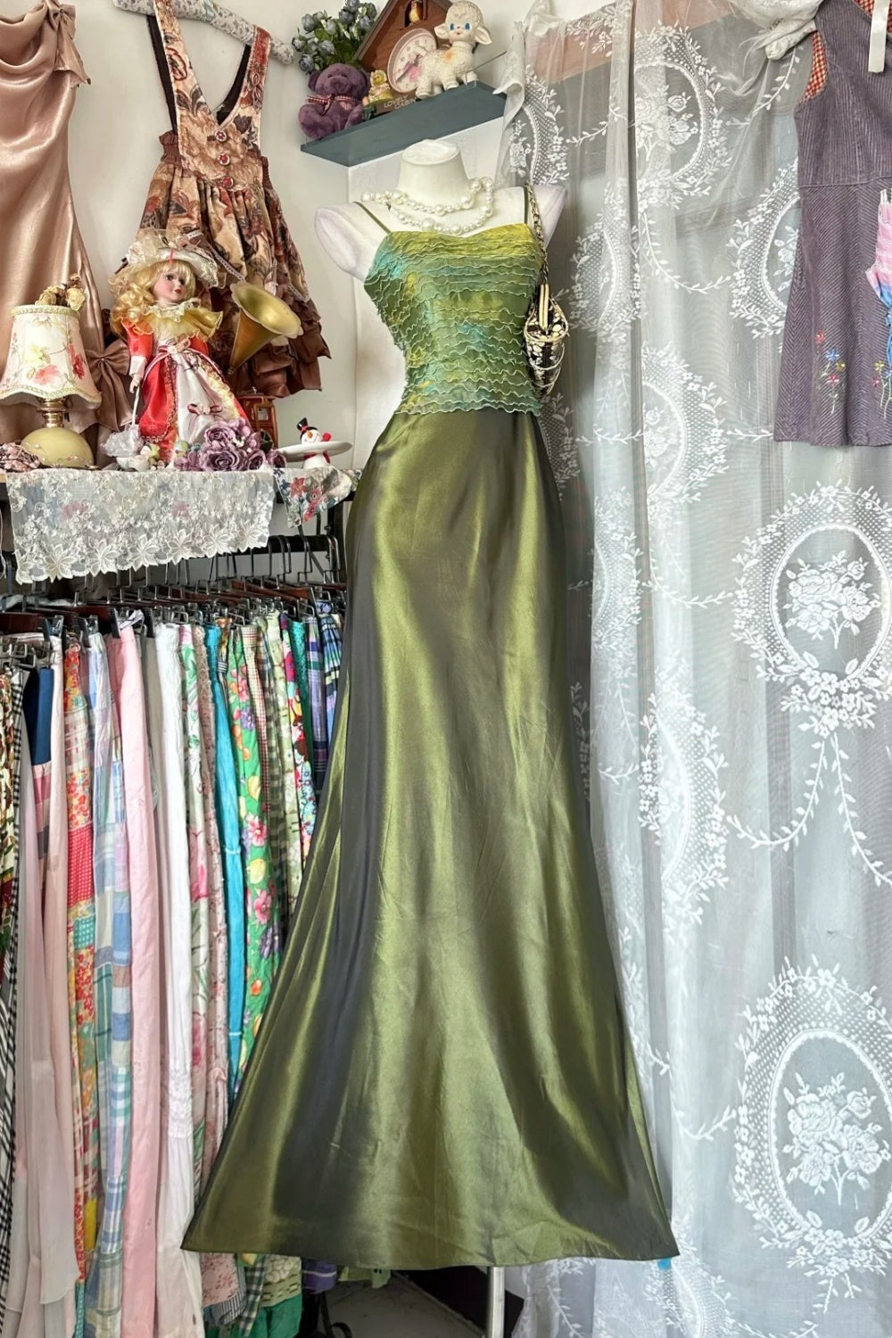 Grünes, elegantes, langes Satin-Abendkleid im Retro-Stil NV6739