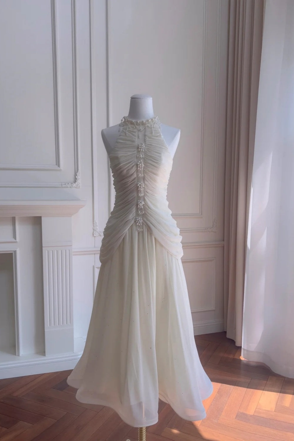 NiceVestidos - Robe longue blanche délicatement perlée, robe de bal de fin d'année NV5943