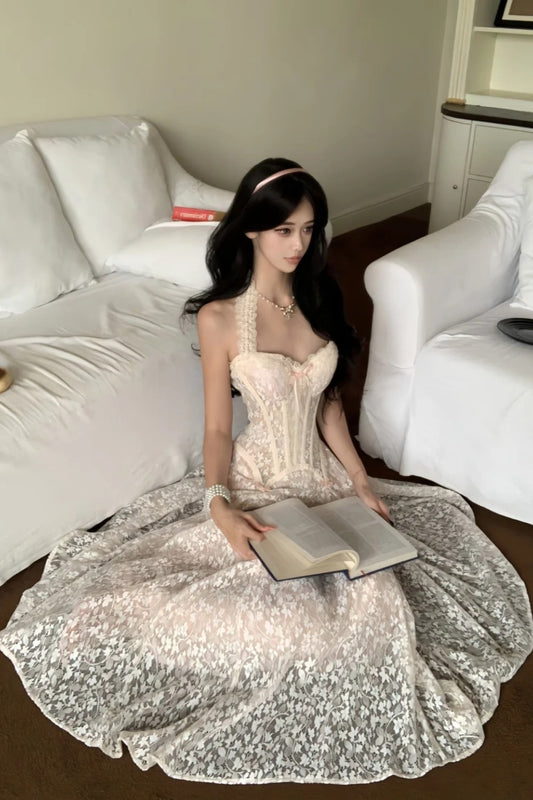 Französisches Maxi-Abendkleid mit zartem Blumenmuster, Neckholder und Spitze NV6572