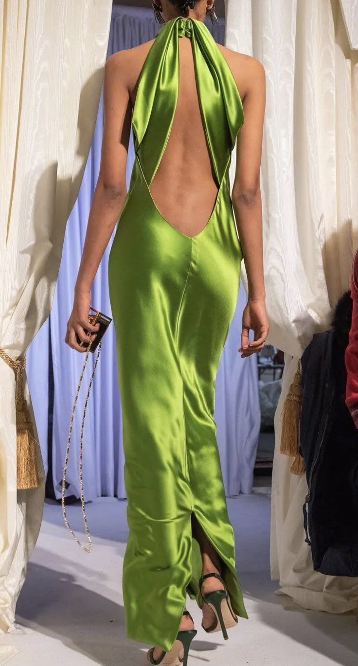 Robe de soirée longue en satin à bretelles élégantes et vertes nv3667