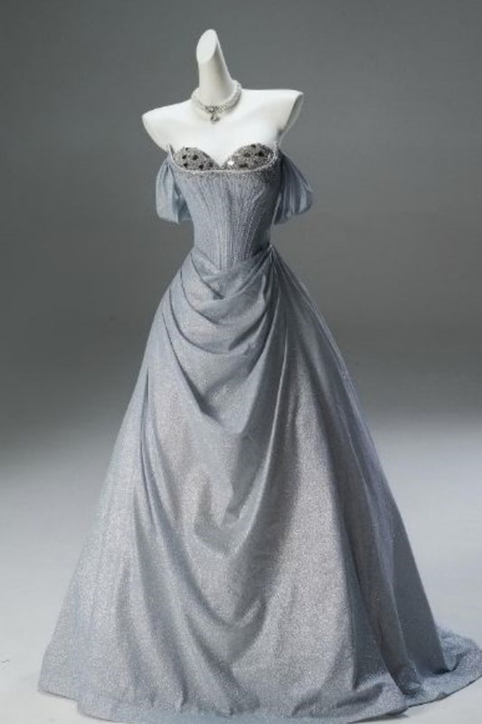 Luxuriöses, schimmerndes Ballkleid im Hofstil aus silbergrauem Glitzer-Satin mit schulterfreiem Ausschnitt – Abend- und Ballkleid im Sternenlicht-Stil NV6387