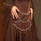 NiceVestidos – Luxuriöses, dunkelbraunes Satin-Chiffon-Kleid mit gespleißtem, quadratischem Ausschnitt, Perlenbesatz, ausgestellten Ärmeln und bodenlanger Länge, NV5755