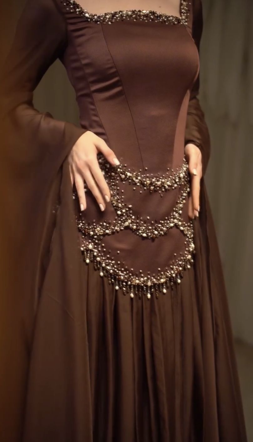 NiceVestidos – Luxuriöses, dunkelbraunes Satin-Chiffon-Kleid mit gespleißtem, quadratischem Ausschnitt, Perlenbesatz, ausgestellten Ärmeln und bodenlanger Länge, NV5755