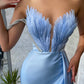 Hellblaues schulterfreies V-Ausschnitt Meerjungfrau Schlitz Ballkleid Abendkleid mit Federn Ein Schulter nv2203