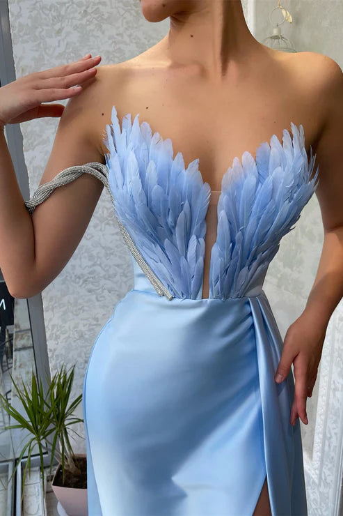 Hellblaues schulterfreies V-Ausschnitt Meerjungfrau Schlitz Ballkleid Abendkleid mit Federn Ein Schulter nv2203