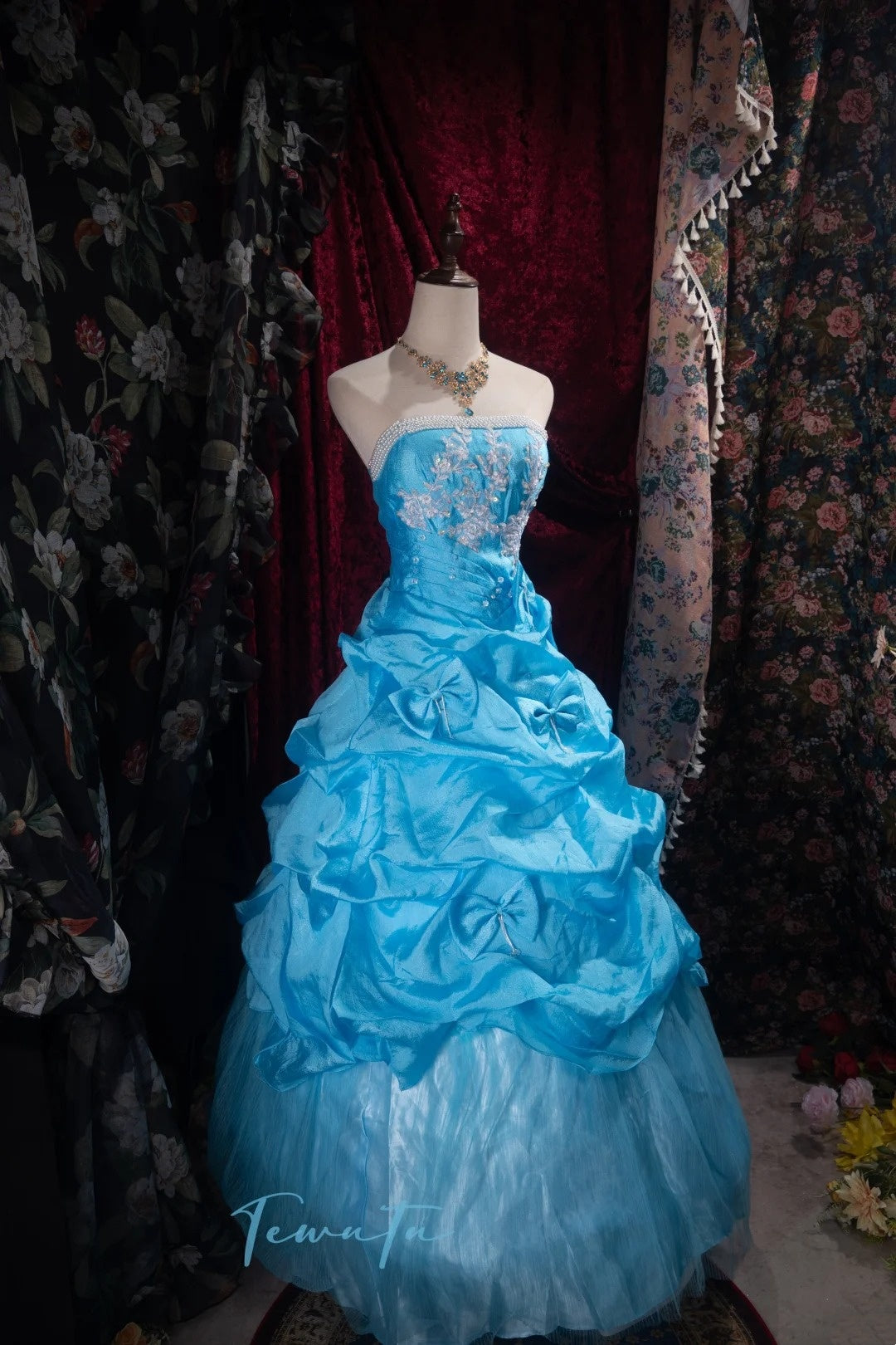 Robe de bal longue en tulle bleu délicatement perlée NV6661