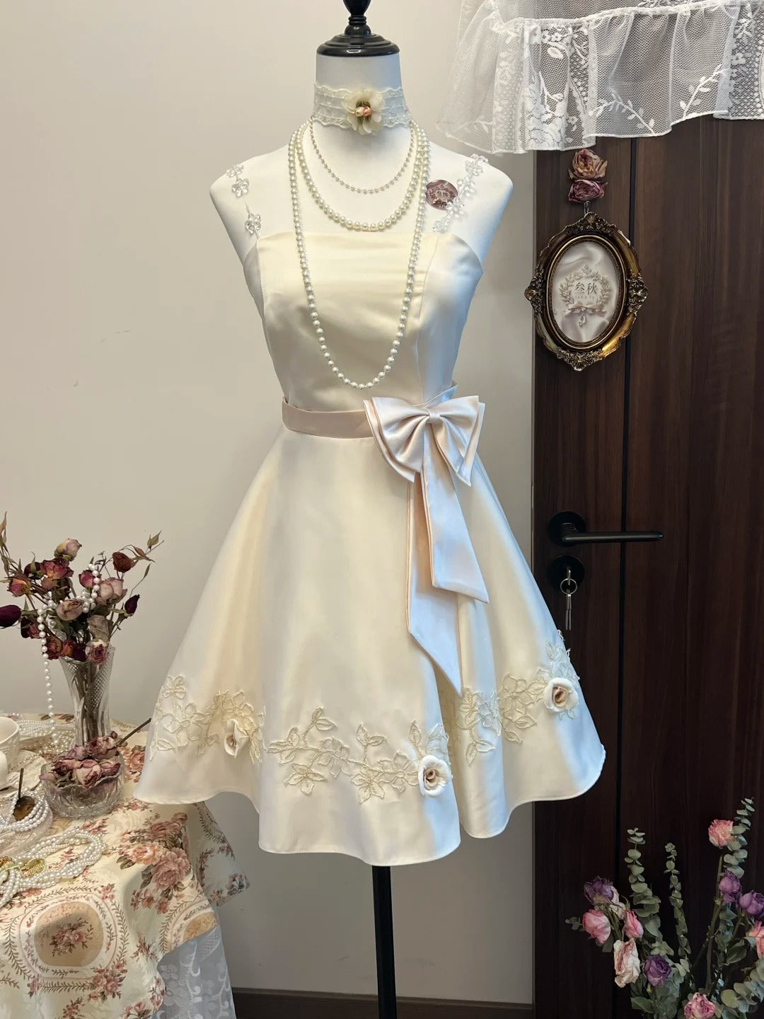 Weißes geblümtes Homecoming-Kleid, kurzes Satin-Partykleid, süßes Date-Kleid, Geburtstagskleid, NV4261