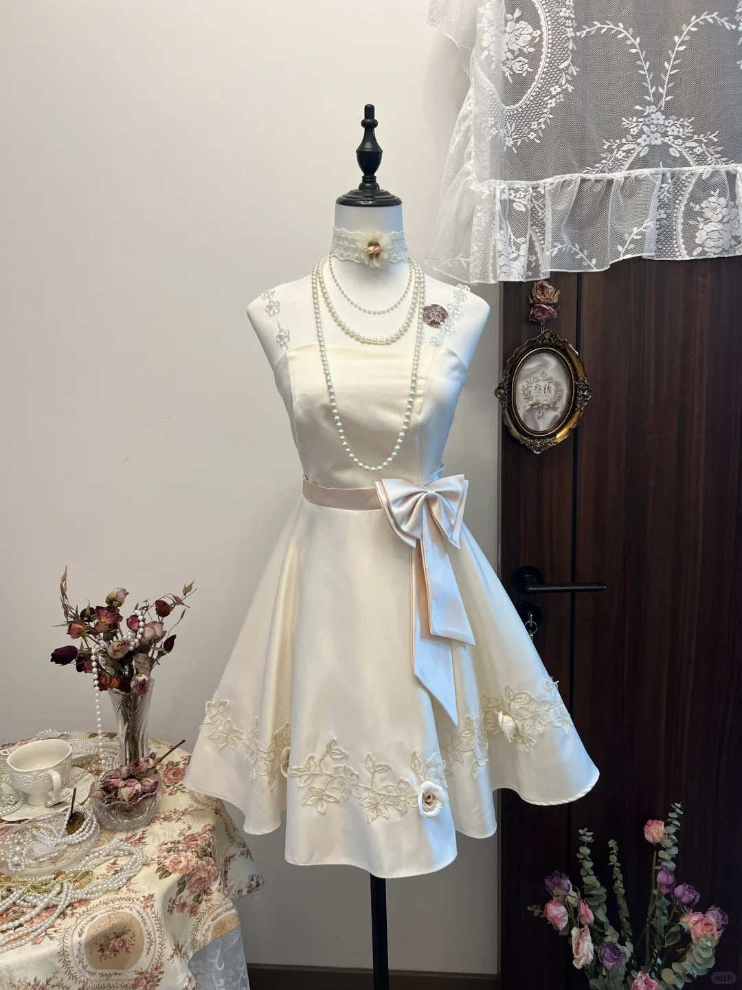 Weißes geblümtes Homecoming-Kleid, kurzes Satin-Partykleid, süßes Date-Kleid, Geburtstagskleid, NV4261