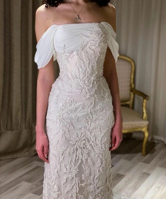 Wunderschönes weißes schulterfreies langes Ballkleid mit Perlenapplikationen nv1811
