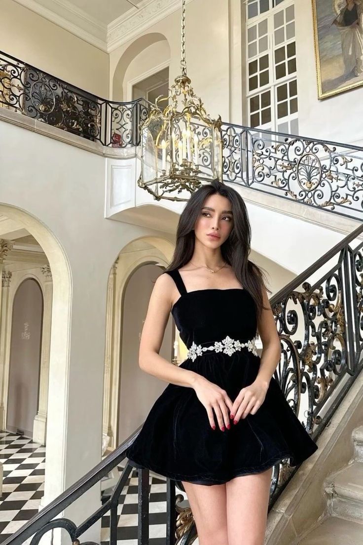 Schwarzes trägerloses Homecoming-Kleid aus Samt, kurzes Mini-Partykleid mit Applikationen, nv2996