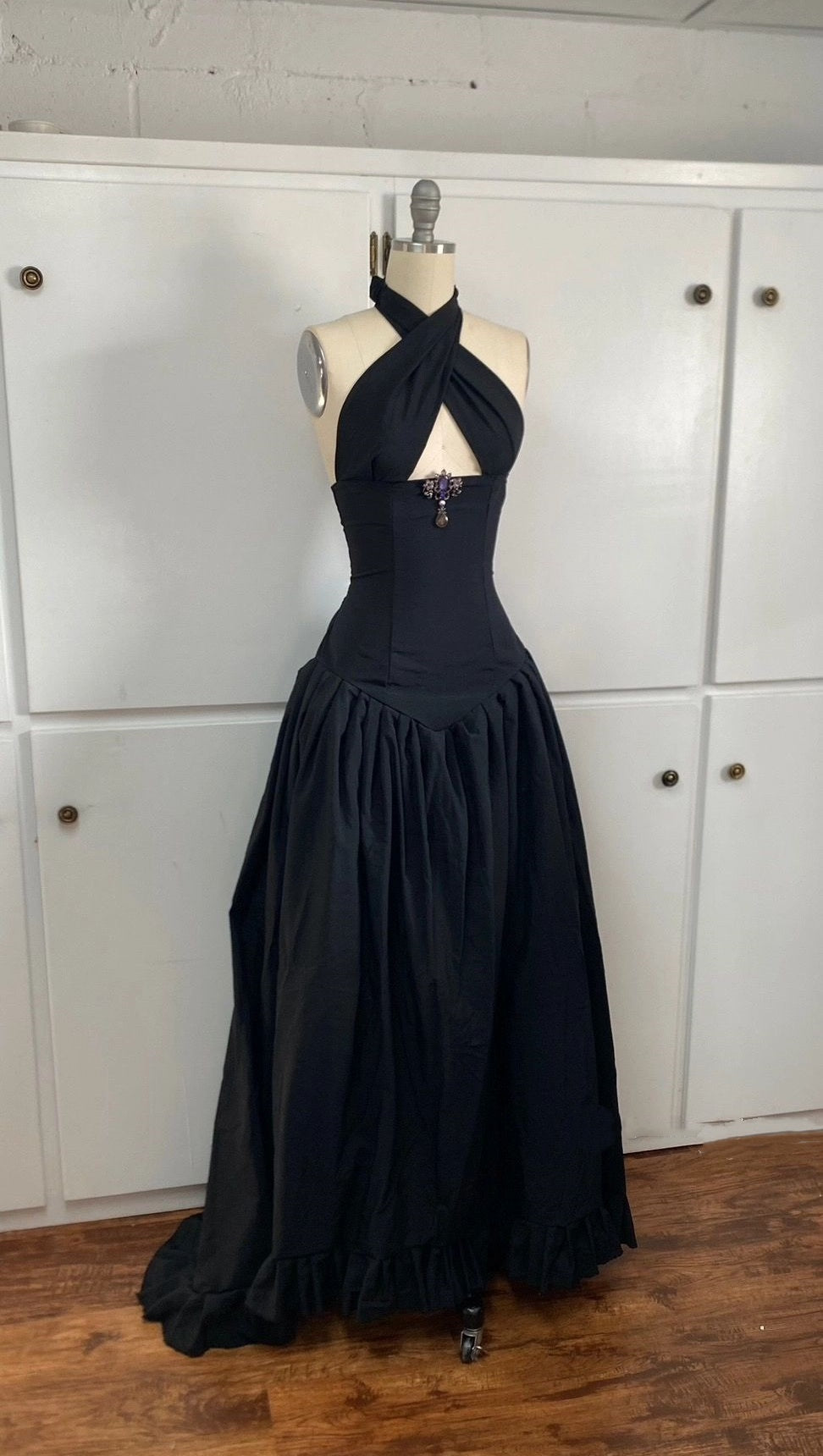Schwarzes, tailliertes Ballkleid mit Neckholder und Cut-outs NV6248