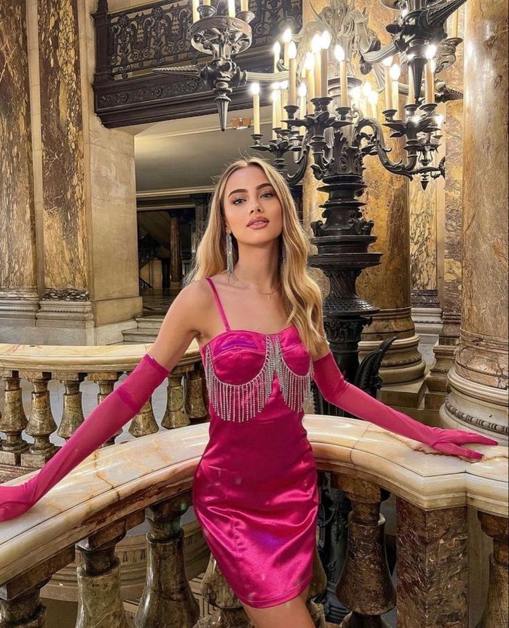Barbie Pink Fashion Einzigartiges schmales kurzes Mini-Ballkleid, Abendkleid, Homecoming-Kleid, Partykleid mit Kette und Handschuhen, nv2355