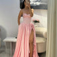 NiceVestidos – Robe longue de soirée en satin rose poudré, sans bretelles, ornée de fleurs en 3D et fendue sur le côté, idéale pour les bals et les soirées de gala (NV5887)