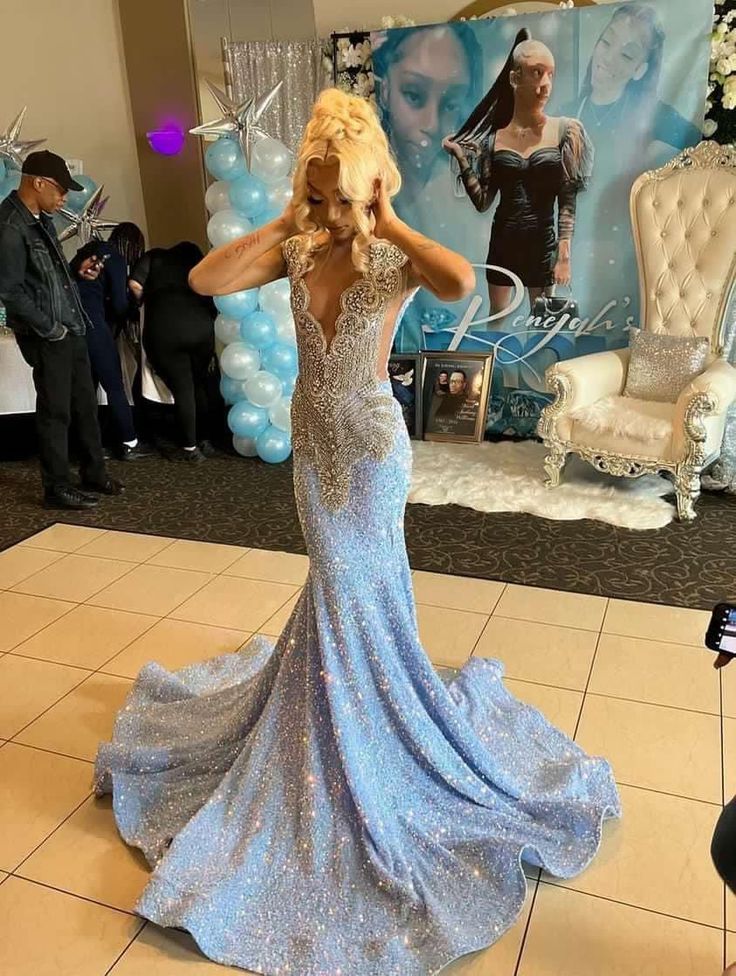 Wunderschönes, langes, schlankes Ballkleid im Meerjungfrauen-Stil mit glänzenden Pailletten in Blau, NV184