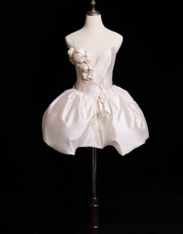 Süßes A-Linie V-Ausschnitt 3D Floral Weiß Satin Kurzes Homecoming-Kleid Geburtstagskleid nv5395