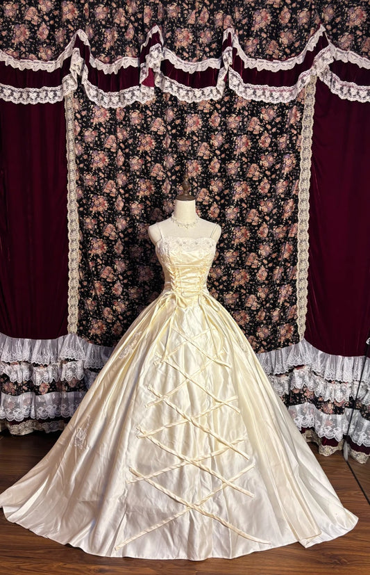 Cremegelb Wunderschönes, exquisites Spitzen-Spaghettiträger-Lang-Satin-Bodenlang-Schleppe-Prinzessin-Ballkleid-Abendkleid nv4018