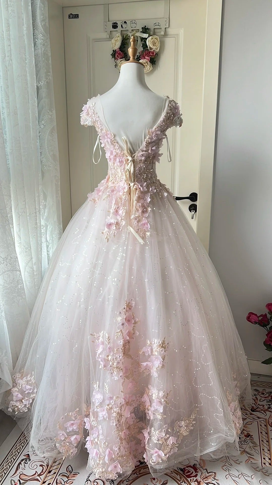 NiceVestidos – Sweet Bride Style: Zartrosa, mit Spitze und Blumenmuster verziertes, kurze Ärmel, bodenlanges Brautkleid NV5813