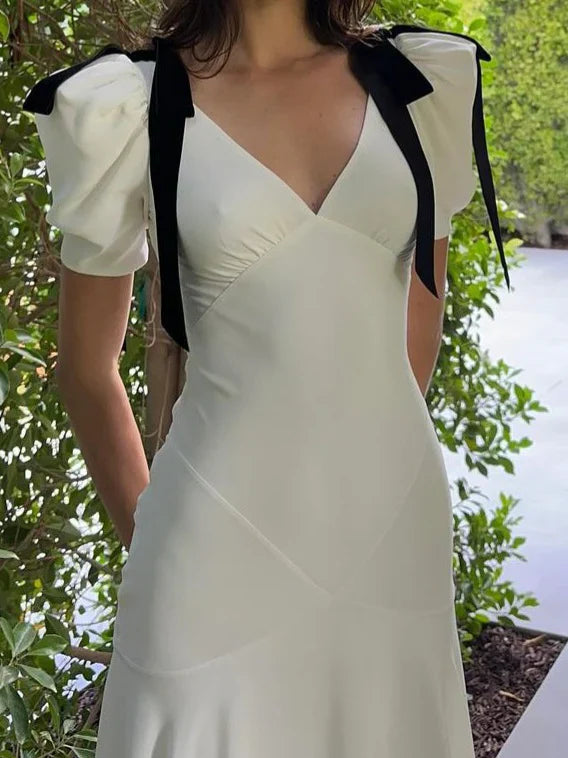 Robe de soirée longue blanche à col en V et nœud noir à manches courtes et coupe ajustée nv2047