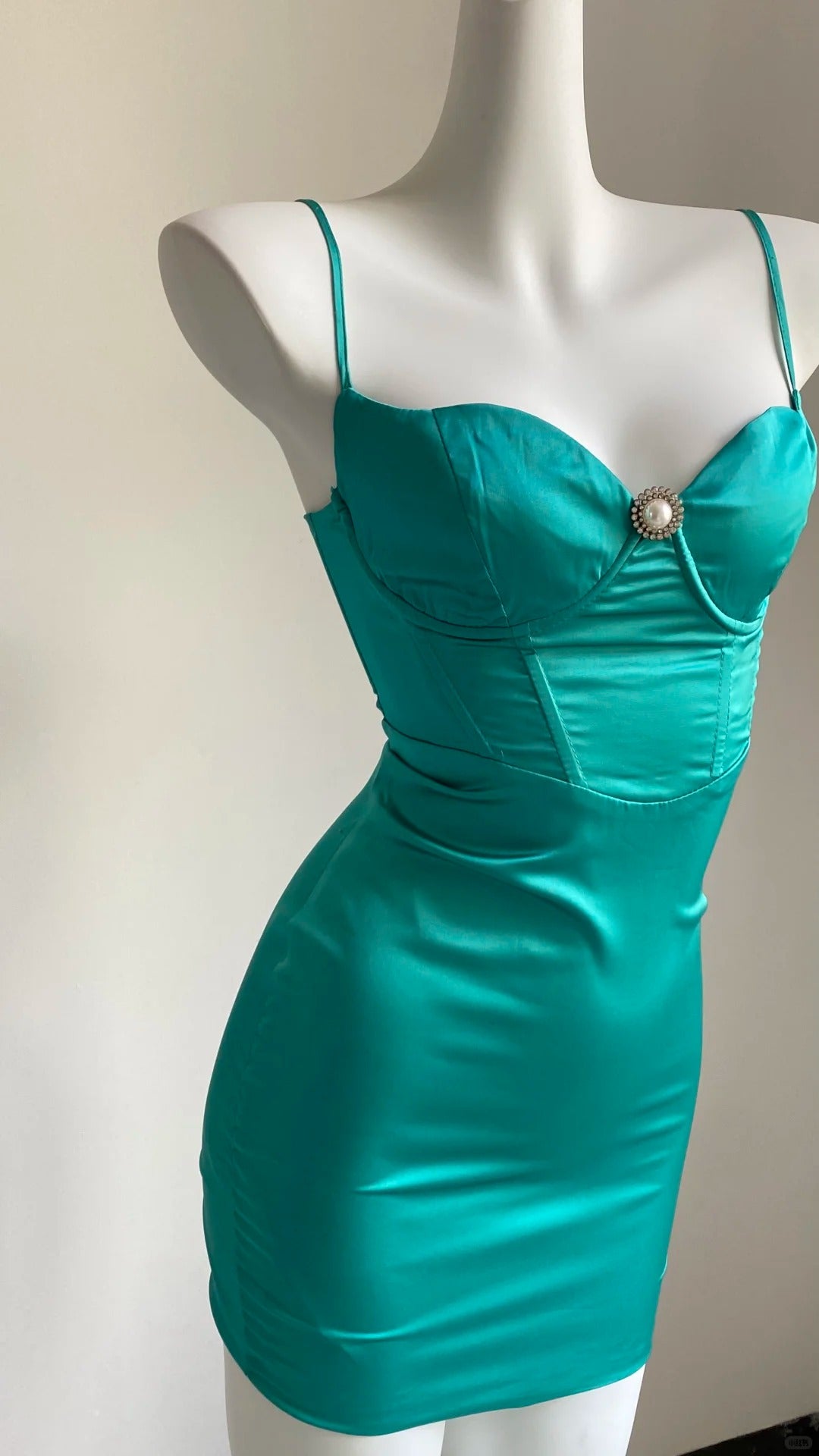 Mintgrünes, modisches, kurzes Satin-Heimkehrkleid mit Spaghettiträgern, Geburtstagskleid, nv5160