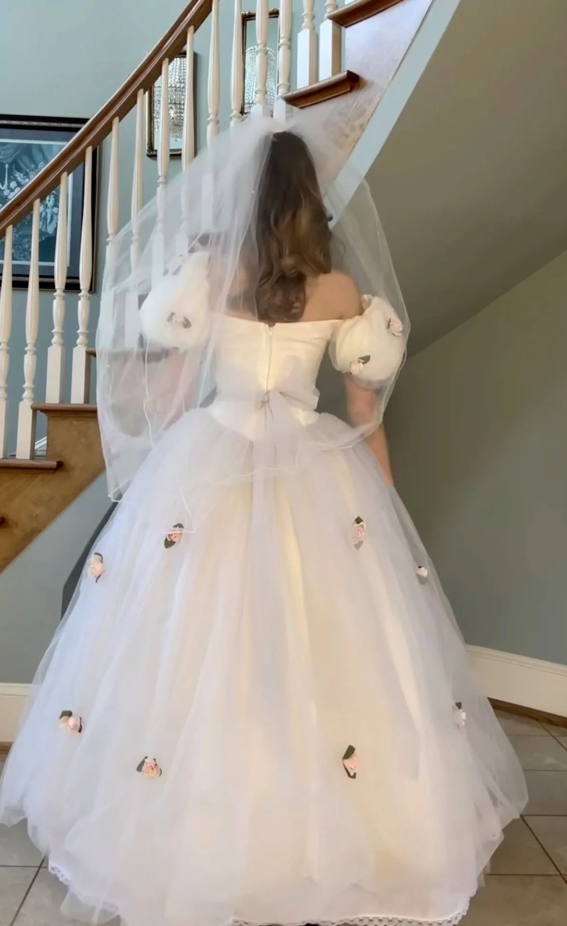 Weißes einfarbiges kleines Blumen-elegantes Tüll-langes Ballkleid-Hochzeitskleid im Prinzessinnen-Stil für Damen-Brautkleid nv2744