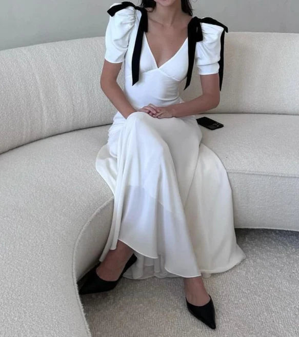 Robe de soirée longue blanche à col en V et nœud noir à manches courtes et coupe ajustée nv2047