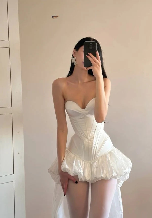 Weißes trägerloses Abend- und Ballkleid mit hohem und niedrigem Abschlussballkleid nv5063