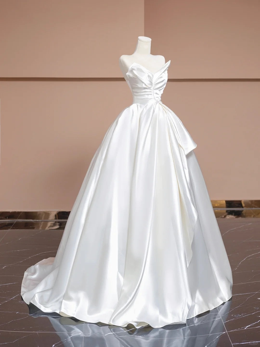 Stilvolles, elegantes und schlichtes langes weißes Satin-Brautkleid, Ballkleid und Abendkleid. nv5078