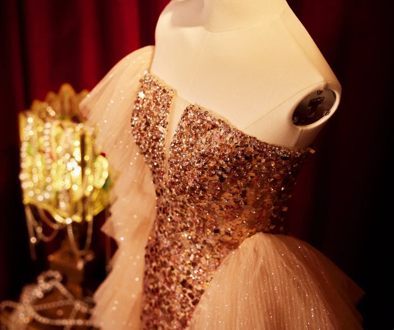 Luxuriöses, prachtvolles und exquisites langes formelles Goldkleid NV6538