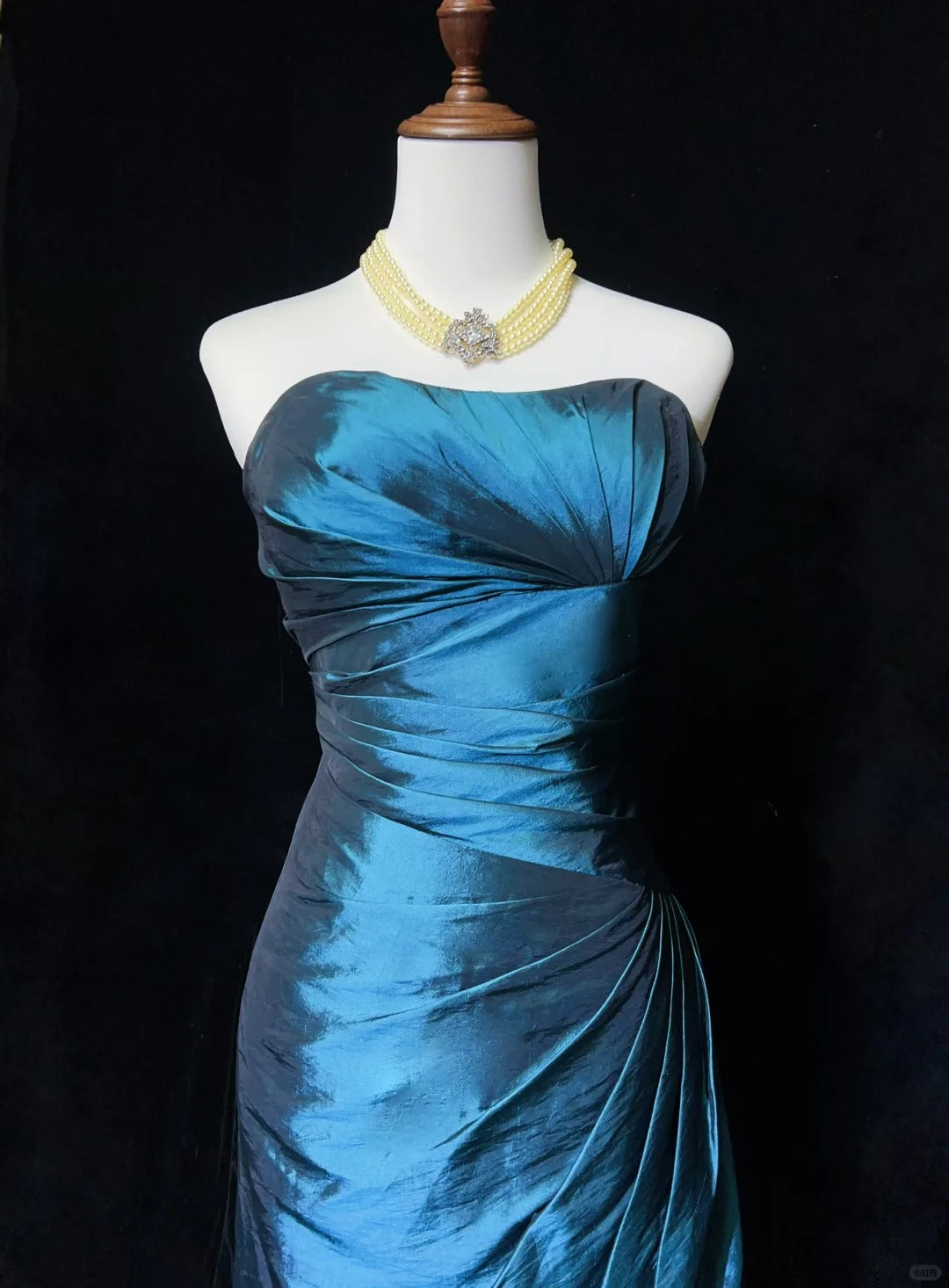 Robe de soirée courte en satin bleu paon nv4389